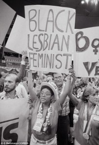 Attivista lesbica durante una Convention